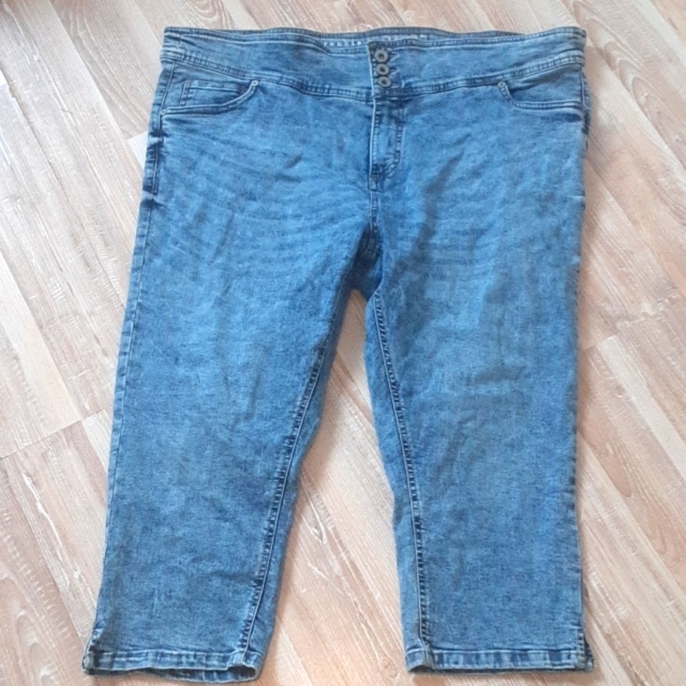 Frankie & Stella Ladies Denim Capri PLUS